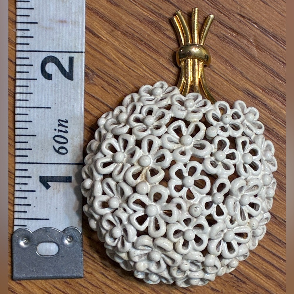 Vintage Monet White Enameled Daisy Bouquet Brooch with Gold Stem - Picture 4 of 4